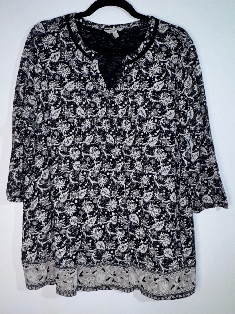 Lucky Brand Womenโs 2X Black White Floral Tunic Top 3/4 Sleeve Split Neck